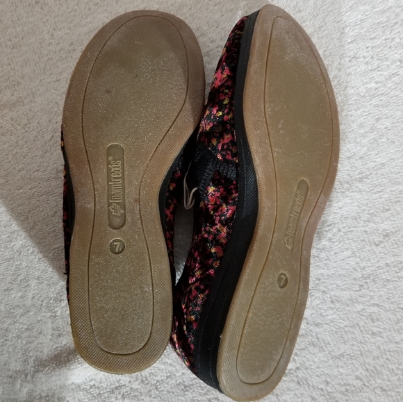 Foamtrends velvet black/red flower slippers - Picture 5 of 5